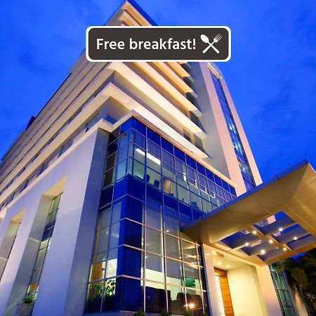 Hotel Santika Makassar Eksteriør bilde
